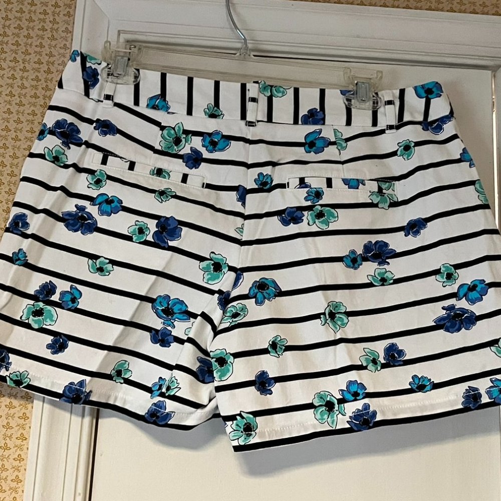 Elle White Floral Shorts  - Size 8 - Picture 3 of 5